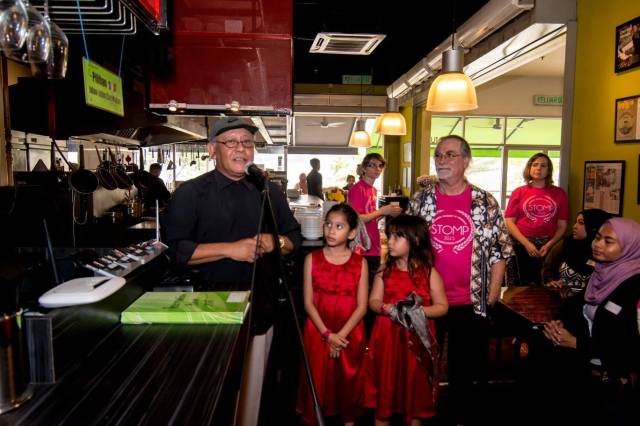 Nik Ezar Nik Bolia welcoming the QUT team and the QUT Alumni to his restaurant
