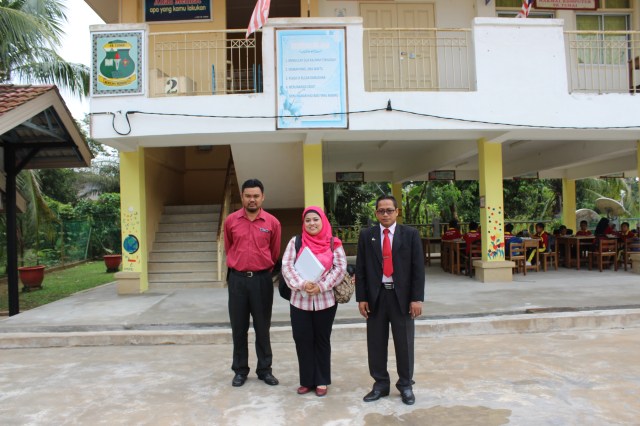 The head-teacher, Dr Siti and Mohd Faizul Ramli (R-L)