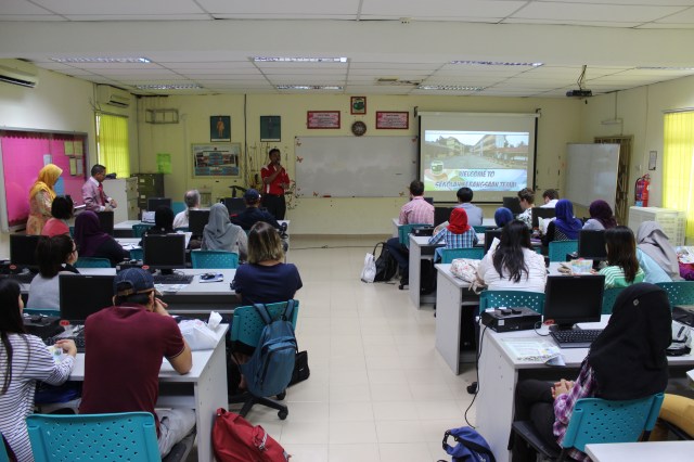 Encik Mohd Faizul Ramli introducing aspects of his school to our team