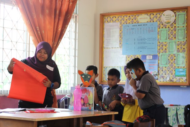 Nurina explains the details of the activity in Class 3
