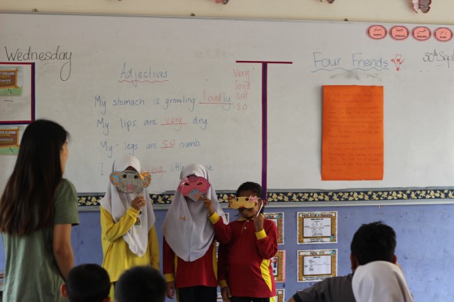 Assisting my students with their actvitity