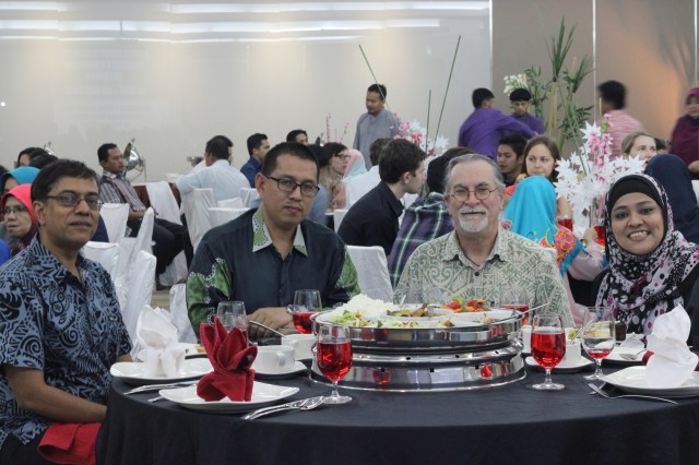 (L-R) Vinesh Chandra, En. Ali Syahbana Sabaruddin - District Officer of Pekan, Graeme Baguley, Siti