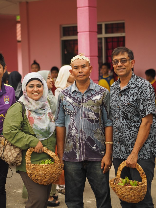 (L-R) Siti & Vinesh Chandra with their fruit baskets. (Photo: Richard Medland) 