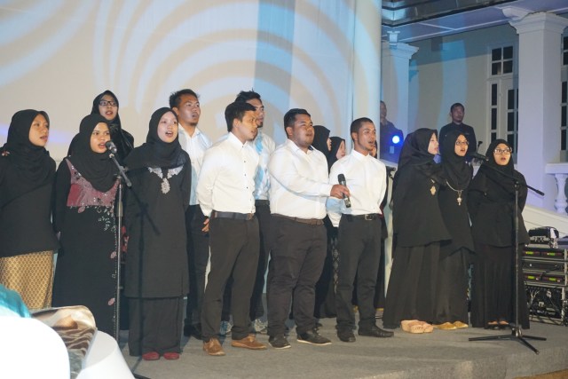 UPM students performing at the dinner nite for Her Royal Highness (Photo: Batik and Bubbles http://batikandbubbles.com/)